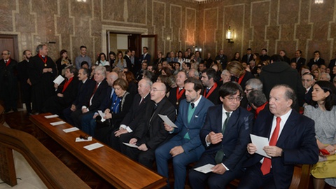Há três anos, na tomada de posse dos órgãos que agora cessam funções, a sala de audiências do Tribunal, com capacidade para 90 pessoas, foi pequena para tanta gente presente.&nbsp;