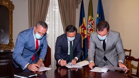 Pedro Calado e Rui Barreto representaram o Governo Regional na cerimónia de assinatura.