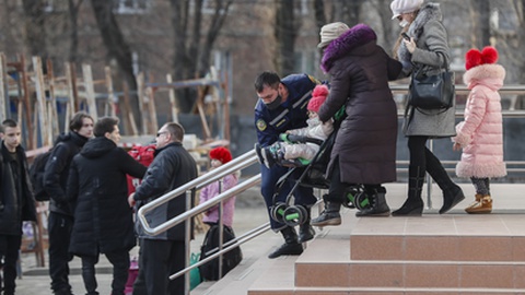 Imagem mostra pessoas a serem evacuadas da região de&nbsp;Donetsk
