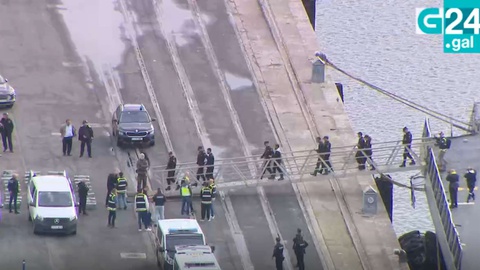 Momento em que, esta manhã, na Corunha, os quatro tripulantes da lancha carregada de cocaína desembarcavam, sob detenção, a fragata francesa 'Courbet'. FOTO CRTVG.GAL