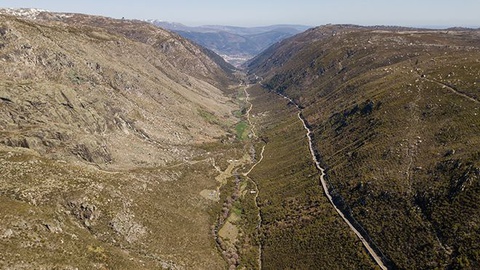 O Geopark Mundial da Serra da Estrela foi consumido pelas chamas que lavram desde sábado. 