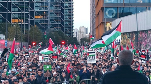 Manifestação pacífica pró-palestiniana contou com protestos contra de elementos de extrema-direita.&nbsp; &nbsp;Foto Twitter