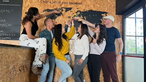 Membros do Sangha Cowork marcam a sua naturalidade no mapa-mundo do espaço.