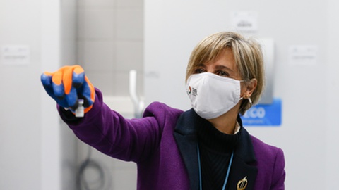 A ministra
da Saúde Marta Temido
segura um frasco do primeiro lote das vacinas contra a Covid-19 que chegou hoje
a Portugal, ficando guardado numas instalações
no concelho de Montemor-o-Velho, nos arredores de Coimbra. Escoltada por forças de segurança, a viatura que transposta as
vacinas, duas caixas que no total pesam 41 quilogramas, entrou no perímetro da unidade de
armazenamento cerca das 09:45. FOTO JOSÉ COELHO/LUSA