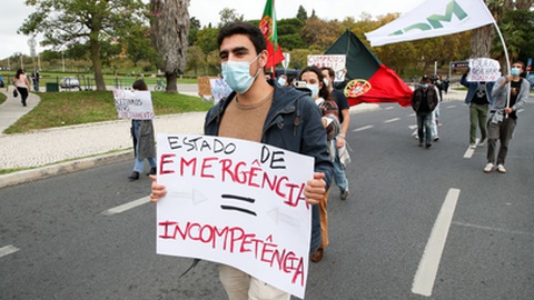 Jovens na manifestação
Gerações à Rasca protestam contra as medidas tomadas pelo Governo no âmbito do
estado de emergência, por entenderem ser desapropriadas, no que toca à
sustentabilidade da economia do país, e contraproducentes, para o sector da
saúde, esta manhã na Praça do Marquês de Pombal. FOTO MANUEL DE ALMEIDA/LUSA