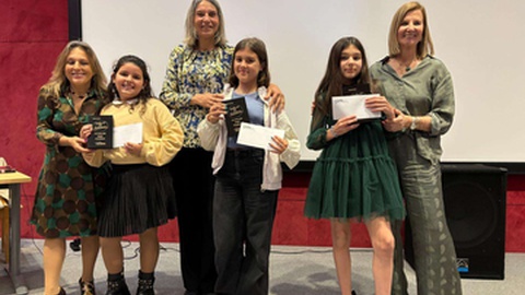 As três vencedoras do concurso de 2025 na categoria infantil, Carolina Silva (1.ª), Susana Vieira (2.ª) e Isabel Vieira (3.ª), acompanhadas pelo júri constituído pelas professoras Maria João Jesus, Sandra Gouveia e Benvinda Ladeira Franco.