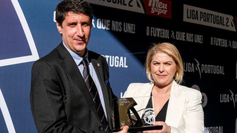 Carlos André Gomes, presidente do Marítimo, recebeu as distinções pelas mãos de Helena Pires, CEO da Liga Portugal.
