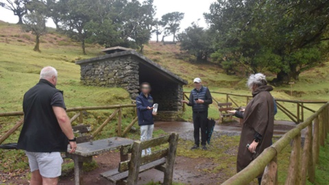 Recentemente, no Fanal, um guia que acompanhava um grupo de turistas, trazia consigo um saco de alimento para pássaros, e incentivava os visitantes a alimentar os animais selvagens, de modo a que as aves viessem comer à sua mão.&nbsp;