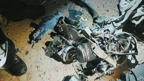 Os restos de um carro supostamente atingido por um drone.&nbsp; &nbsp;Foto DR/XTwitter