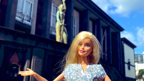 A estatuária do Funchal tem sido visada por um grupo internacional que, de forma algo irónica, utiliza a imagem da boneca Barbie.