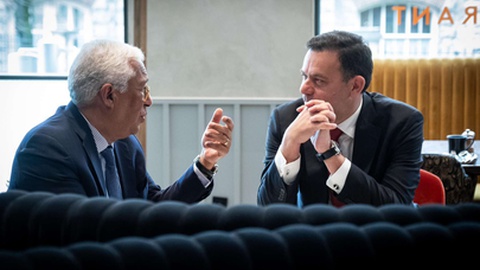 António Costa, de saída, e Luís Montenegro, a entrar, encontraram-se ontem em Bruxelas.&nbsp; Foto DR/António Costa/XTwitter