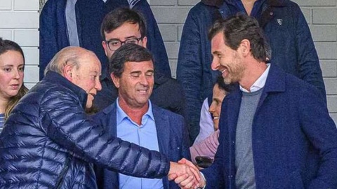 Presidente cessante e presidente eleito cumprimentaram-se.&nbsp; &nbsp;Foto DR