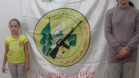 Duas das crianças, incluindo ainda homens, mulheres e idosos sequestrados no ataque de 7 de Outubro.&nbsp; &nbsp;Foto DR/IDF