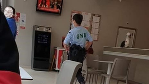 Indivíduo visto num estabelecimento comercial da Fundoa com farda da GNR.