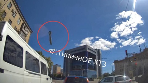 Câmera de bordo de uma viatura capta momento do impacto do missil numa rua de Kharkiv