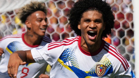 Jhonder Cádiz, ao fundo, e Eduard Bello, em primeiro plano, marcaram os golos da Venezuela.