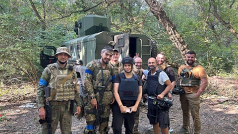 Os jornalistas italianos que acompanharam a incursão ucraniana na região de Kursk.&nbsp; &nbsp;Foto DR/Xtwitter