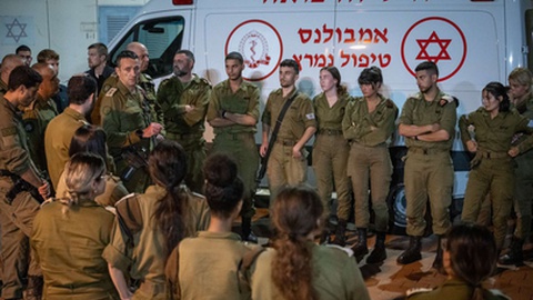 Herzi Halevi, chefe de estado-geral do exército israelita apareceu a confortar os recrutas.&nbsp; &nbsp;Foto IDF