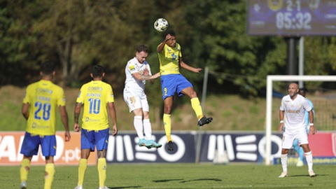 Bruno Marques a cabecear, ao serviço do Arouca