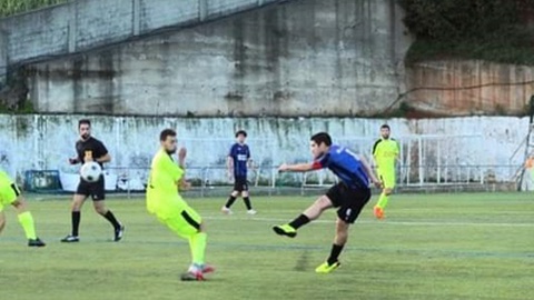 O momento do remate no jogo frente ao 1.º de Maio, a 17 de Dezembro, na Divisão de Honra regional