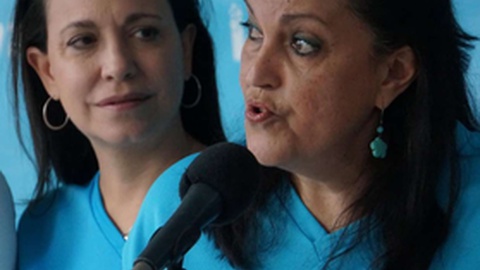 Catalina Ramos durante uma intervenção. Em segundo plano Maria Corina Machado.&nbsp; Foto DR/XTwitter