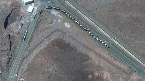 Foto de supostos camiões a retirar o material radioactivo das instalações antes das bombas americanas.