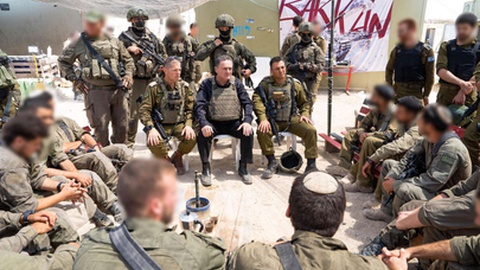 Israel Katz ao meio na fotografia.&nbsp; Foto DR/XTwitter