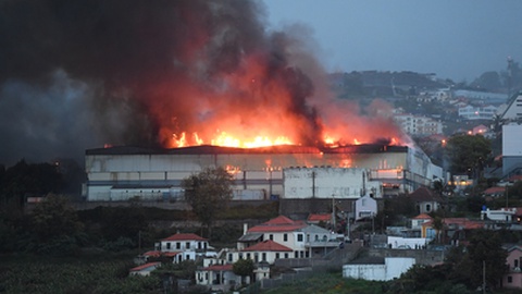 Chamas reacenderam e levaram 10 bombeiros ao local