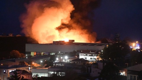 Uma imagem captada por volta das 21h00,
quando o incêndio se encontrava numa fase mais activa. Entretanto, o fogo ficou
circunscrito. Foto Hélder Santos/Aspress
