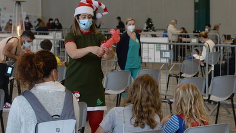 Zona de espera pós-vacinação com animação para as crianças