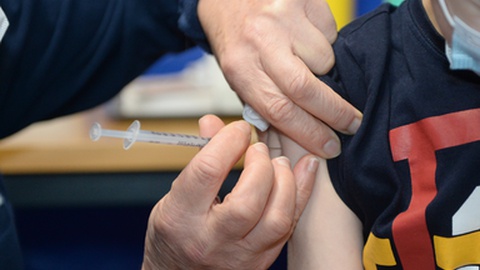 Criança a ser vacinada no Centro de Vacinação do Funchal
