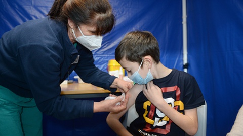 Criança a ser vacinada no Centro de Vacinação do Funchal