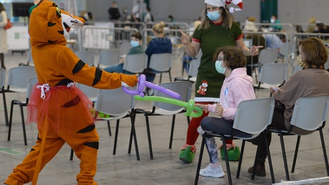 Zona pós-vacinação do Centro de Vacinação do Funchal com animação para as crianças