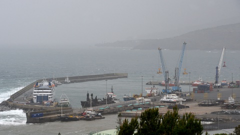 Os navios cargueiros não têm conseguido entrar no porto comercial da Madeira, no Caniçal. A alternativa será recorrer ao porto de cruzeiros, no Funchal