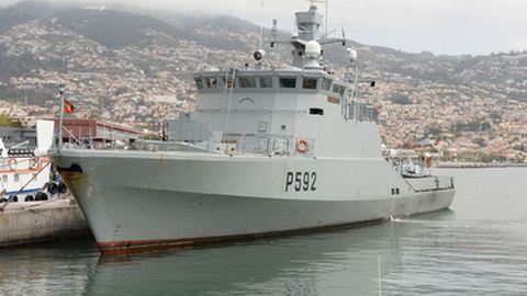 O NRP Mondego está acostado no porto do Funchal e deverá sair para cumprir calendário: substituição dos vigilantes e polícias marítimos.