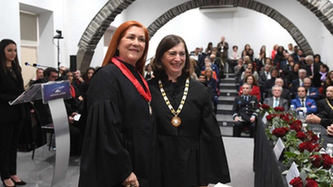 Filipa Nepomuceno (à esquerda), presidente do Conselho de Deontologia da Madeira, e&nbsp;Fernanda de Almeida Pinheiro (à direita), bastonária da Ordem dos Advogados&nbsp;