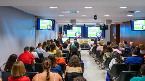 Herberto Jesus, presidente do Conselho de Administração do SESARAM, e Micaela Freitas, secretária regional de Saúde e Protecção Civil, marcaram presença na sessão de abertura do evento.&nbsp;