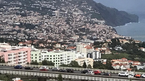 O trânsito circula lento na zona.