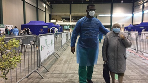 A vacinação decorreu no Madeira Tecnopólo ontem e continua hoje.