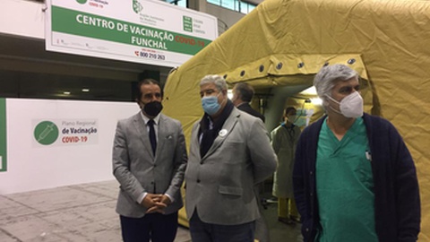 O Presidente do Governo Regional, Miguel Albuquerque (esq.) e o secretário regional da Saúde (centro) visitaram o local.