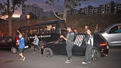 A festa dos adeptos alvinegros a caminho do Aeroporto Internacional da Madeira.&nbsp;