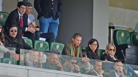 Investidores na 'terceira fila' do camarote presidencial, na companhia do director desportivo verde-rubro, João Moura.