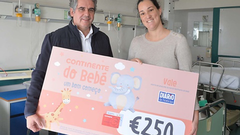 Ricardo Miguel Oliveira, director-geral do DIÁRIO, e Ana Caetano, mãe de Ema, bebé do ano