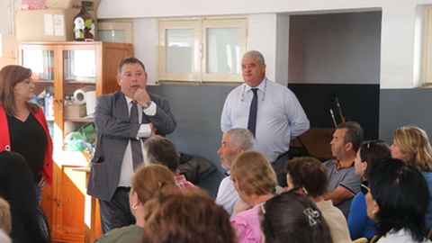 Pedro Ramos (à direita) tem realizado encontros para promover o Serviço Regional de Saúde, na semana passada foi na Ribeira Brava. O presidente da Câmara (à esquerda) esteve presente.