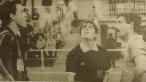 Justina Carvalho lança a moeda ao ar no início do Santacruzense-1.º de Maio. FOTO MANUEL NICOLAU