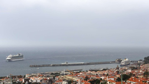 O 'Ventura'  atracou em frente ao transatlântico 'Spirit of Discovery', que chegou ao início da manhã