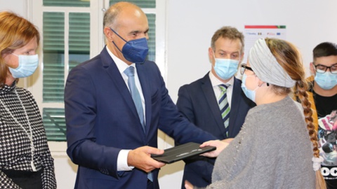 Nos últimos três anos foram entregues ao Serviço Técnico de Formação Profissional cerca de uma centena de tablets&nbsp;