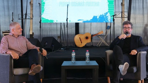 A conversa com Pedro Chagas Freitas foi moderada pelo ex-jornalista António Macedo Ferreira. Foto Câmara da Ribeira Brava