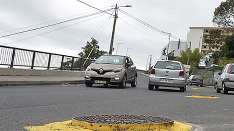 Os condutores são forçados a 'fintar' as tampas das adufas para evitar danos.