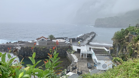 Seixal amanheceu com chuviscos. A água corre levada abaixo, mas Fernanda Figueira reclama que os agricultores padecem devido à escassez deste recurso natural. Um dos motivos pode estar na precariedade do estado das levadas.